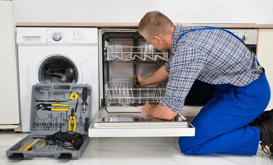 Avcılar Daikin servisi teknisyen ekibi beyaz eşya tamiri yaparken